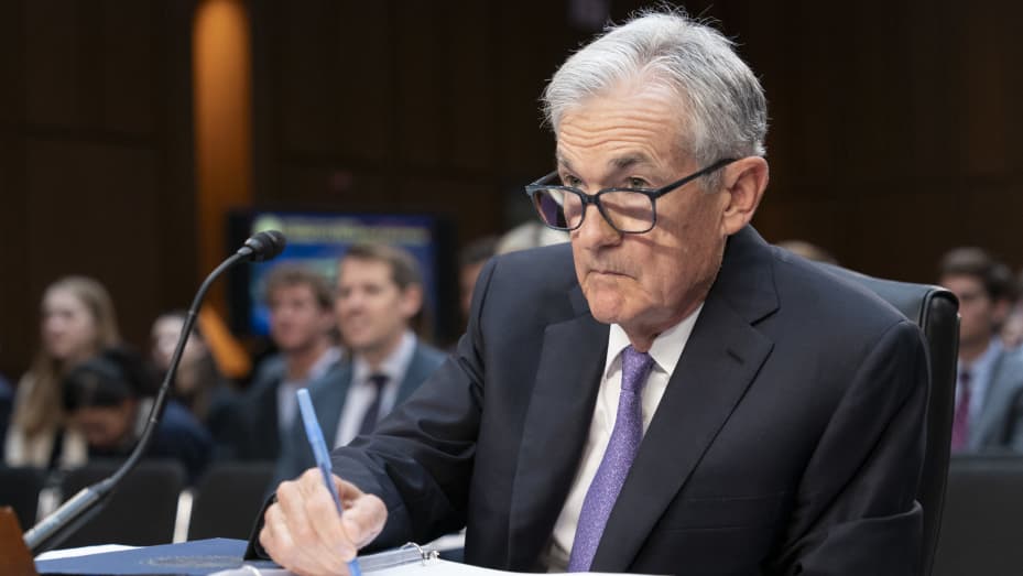 Stasera: La Fed Probabilmente Mantenere i Tassi, Ma Powell Potrebbe Suggerire un Taglio a Settembre